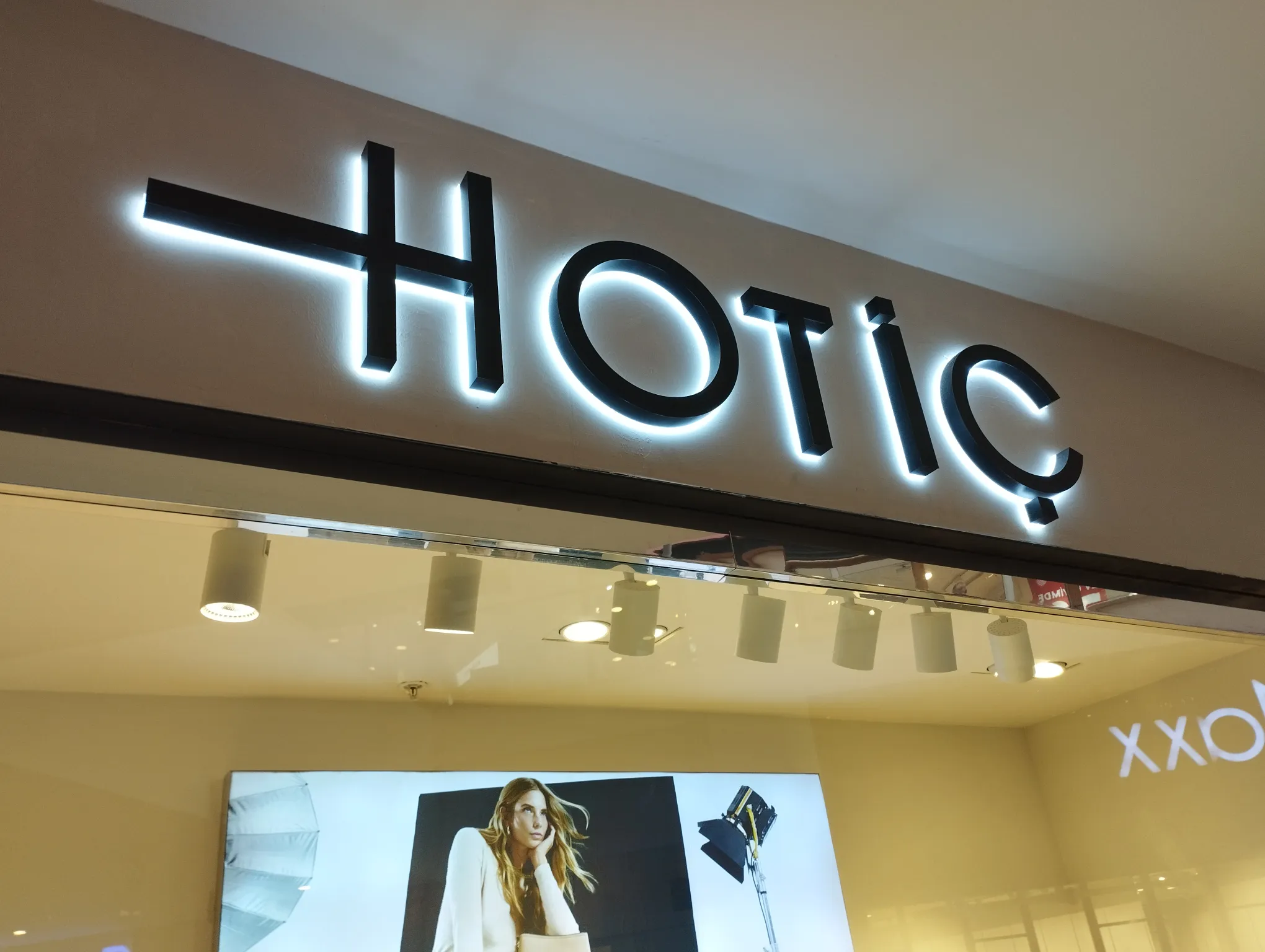 Reverse-lit (Halo-lit) Channel Letters